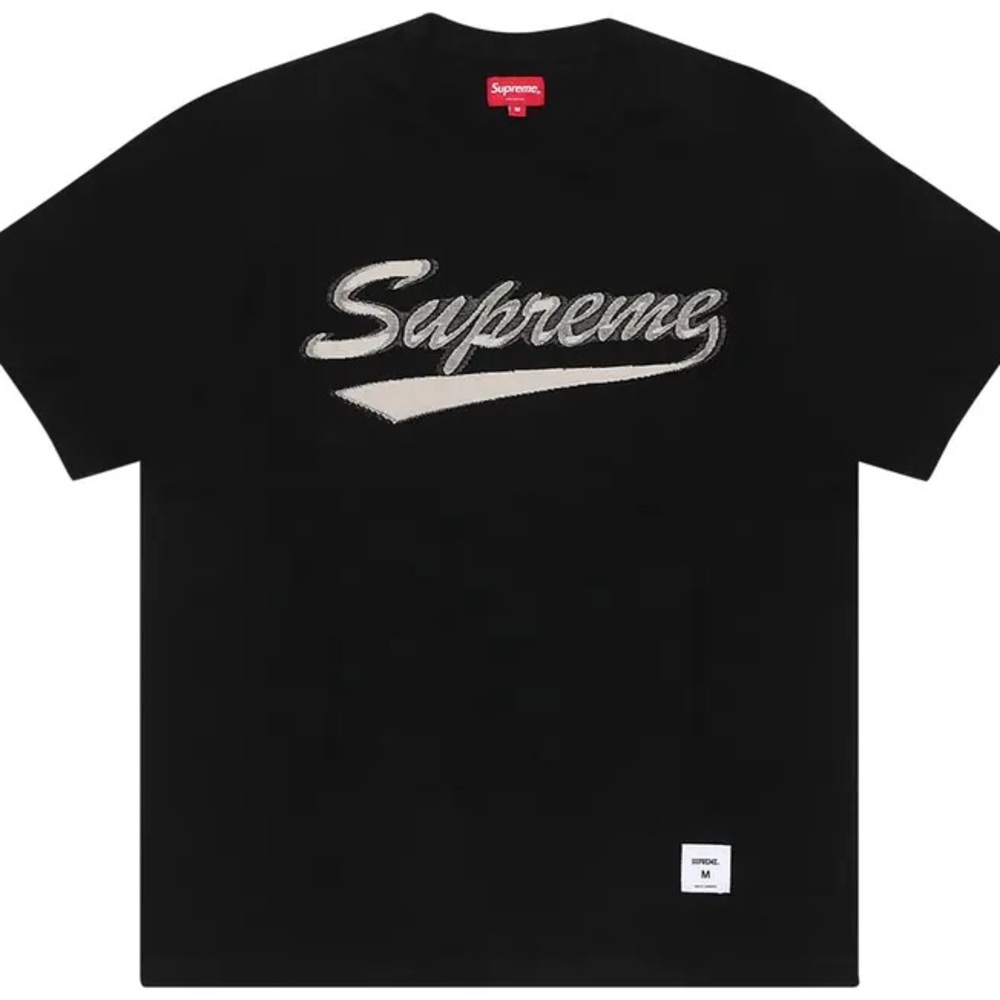 SUPREME INTARSIA SCRIPT BLACK TEE